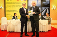 OBG Chairman Michael Benson-Colpi with the Assistant to the Minister of Foreign Affairs Vũ Quang Minh at the launching ceremony of The Report: Vietnam 2017